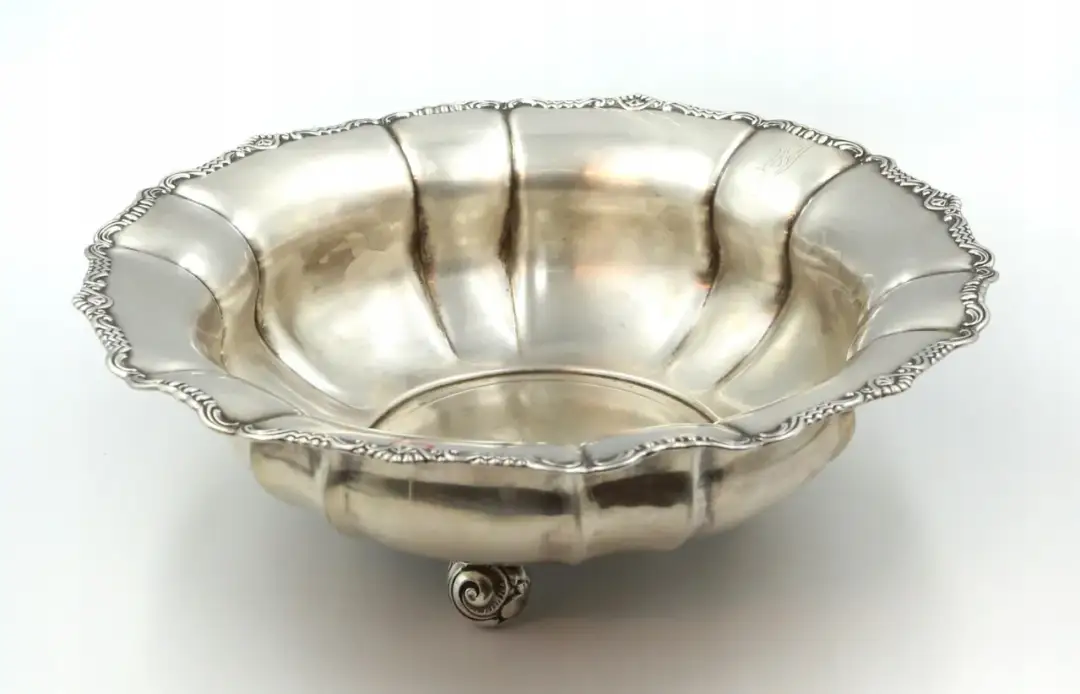 Srebrna patera: jak wycenić i nabyć unikalne antyczne przedmioty