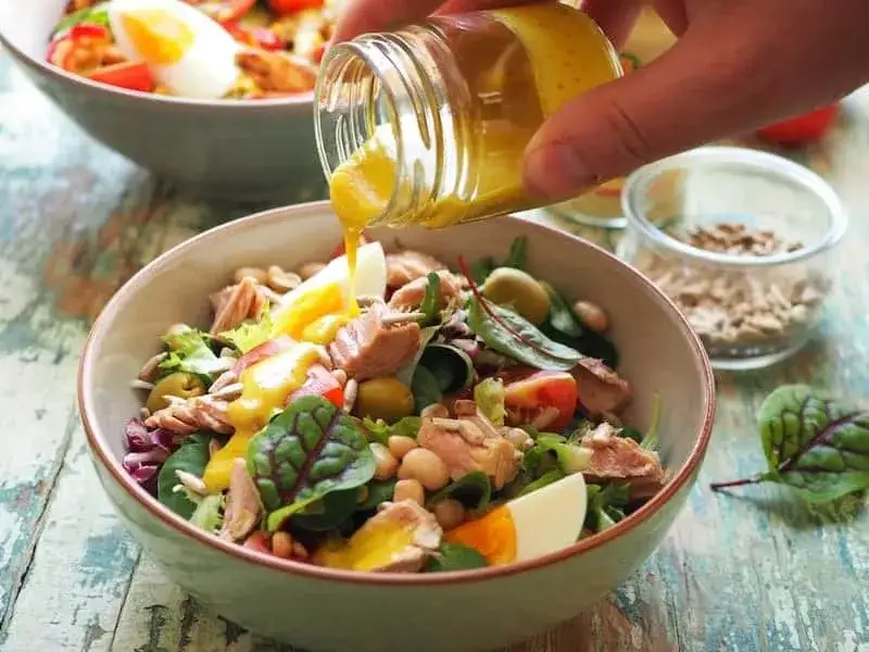 Jakie sosy do sałatki z tuńczykiem podkreślą jej smak? Sprawdź!