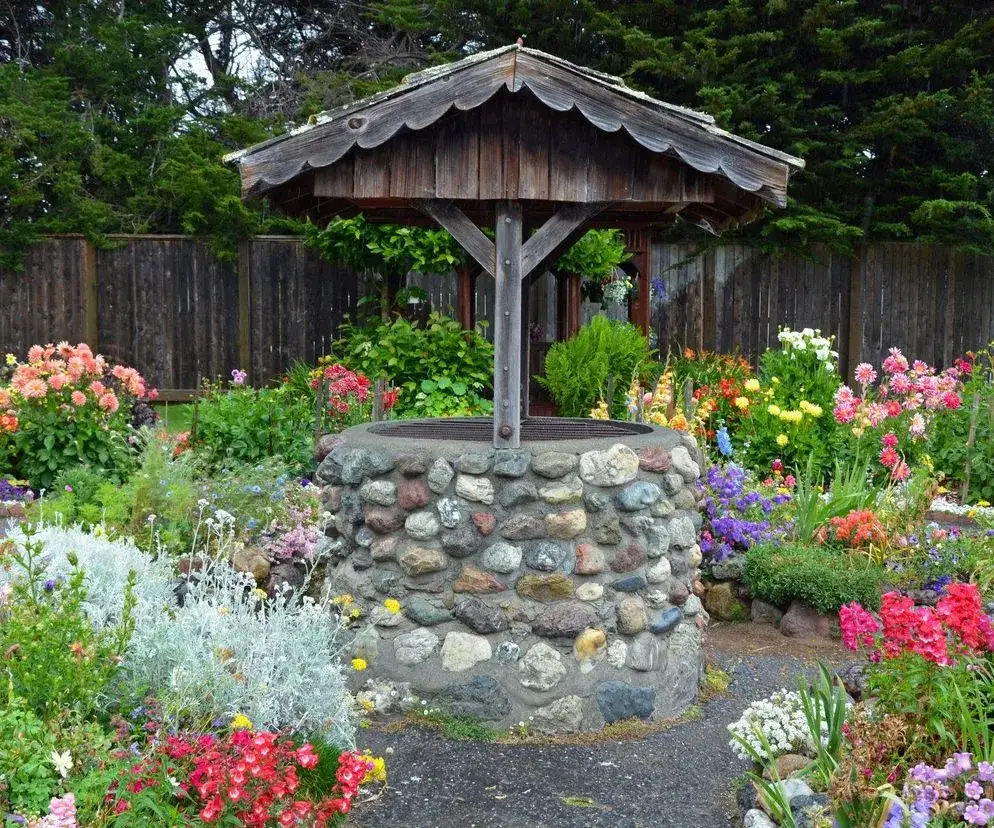 Studnia w ogrodzie: ukryć czy wyeksponować? Pomysły i inspiracje