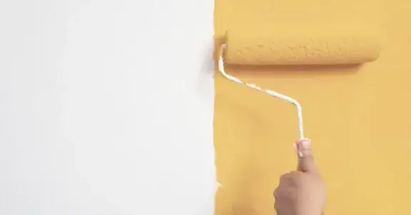 Jakim wałkiem malować farbą tablicową, aby uniknąć smug?