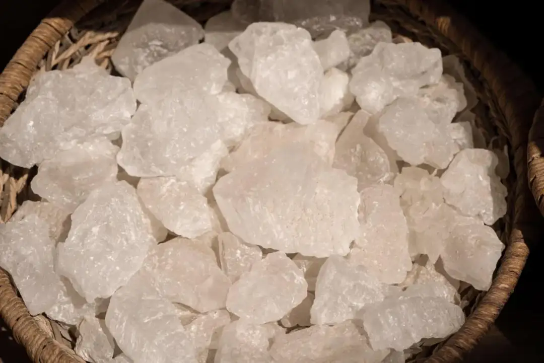 Kryształki ałunu po goleniu, naturalne i skuteczne w pielęgnacji skóry.