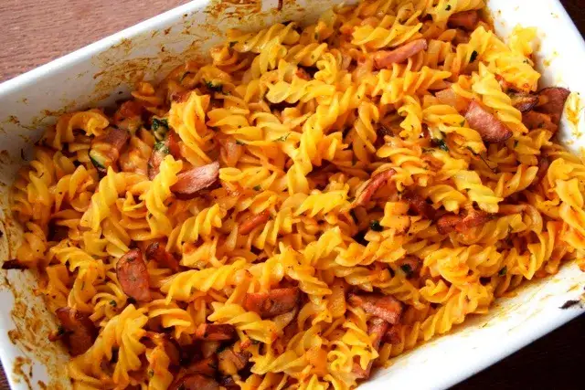 Szybka zapiekanka z makaronem i kiełbasą w sosie śmietanowym na obiad