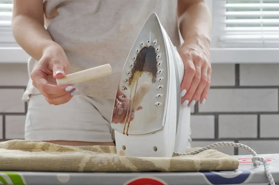 Skuteczne sposoby na to, czym czyścić przypalone żelazko bez wysiłku