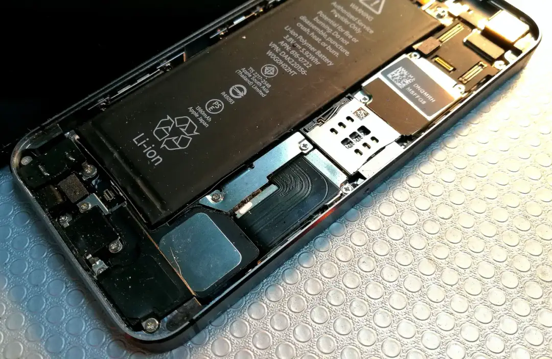 Wymieniona bateria w iPhonie 7 Plus, widok wnętrza telefonu.