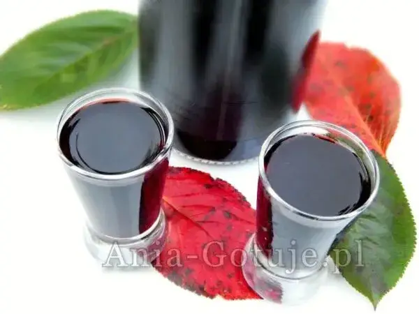 Nalewka z mrożonej aronii: Prosty przepis krok po kroku