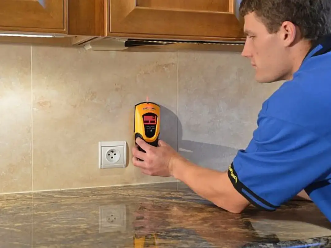 Jak sprawdzić prąd w ścianie detektorem? Wierć bezpiecznie!