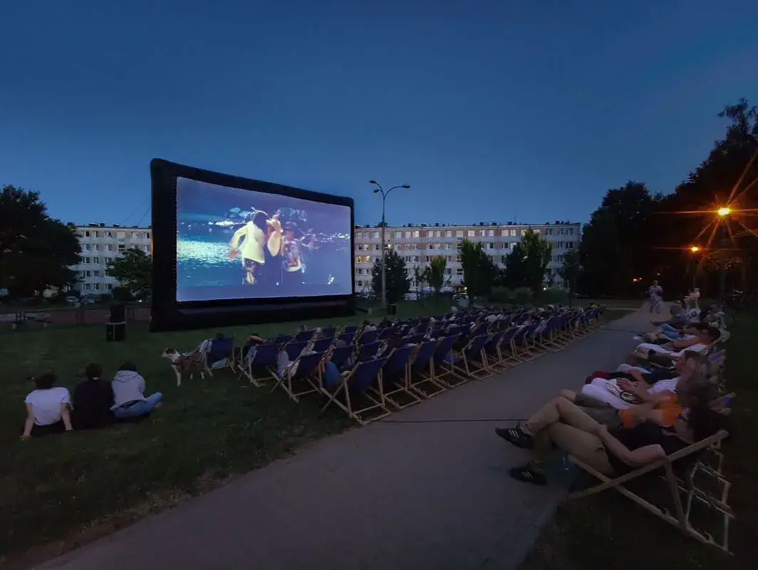 Jak zabezpieczyć elewację kina plenerowego do seansu filmów z Vider