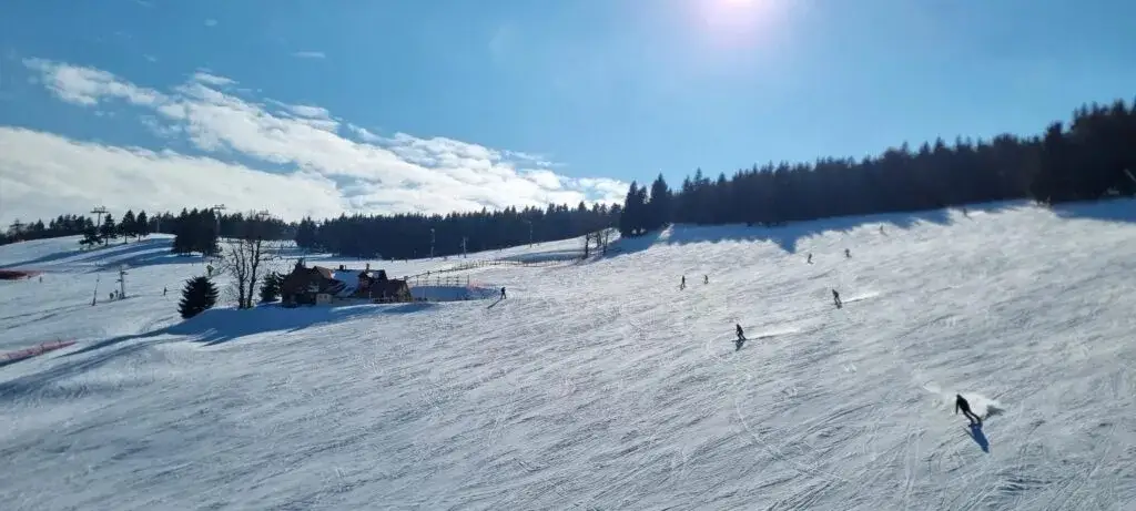 Gdzie na narty w marcu? Najlepsze miejsca z idealnymi warunkami