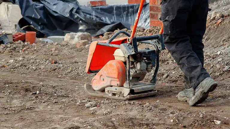 Jak utwardzić podmokły teren i uniknąć problemów z wilgocią