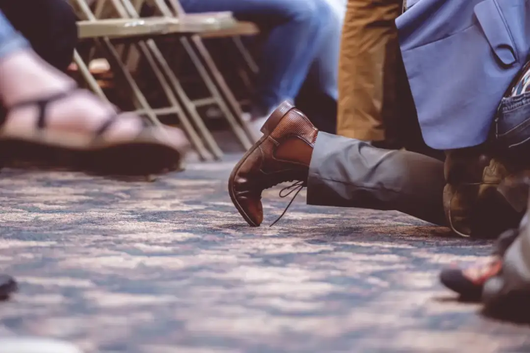 Czy żołnierz musi klękać w kościele? Zasady i tradycje zachowania podczas mszy