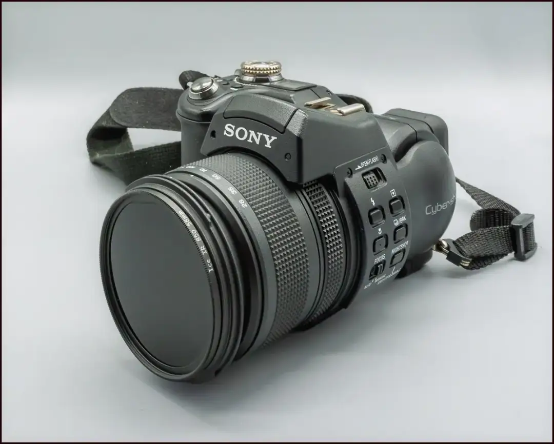 Sony F828: Kultowy aparat cyfrowy wart zakupu? Retrospekcja