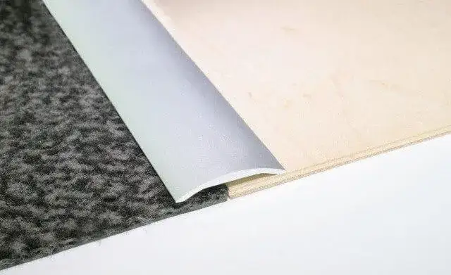 Listwa łącząca panel z płytką: Jak uniknąć błędów montażu?