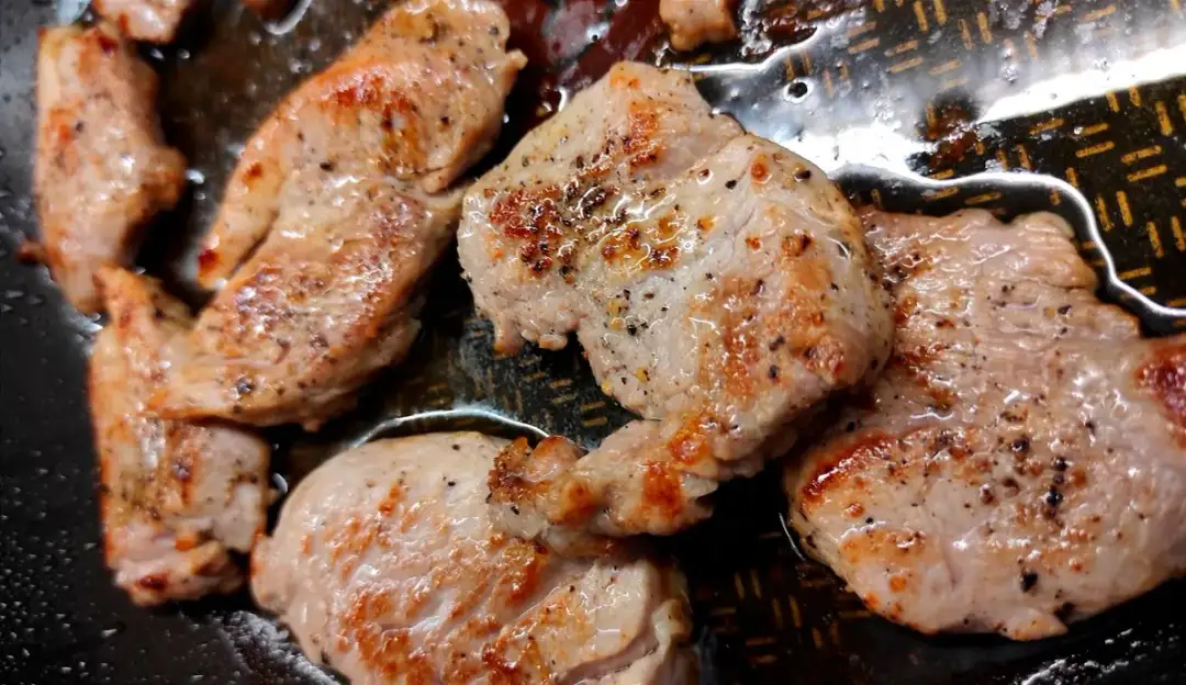 Jak idealnie gotować polędwiczkę wieprzową, aby była soczysta?