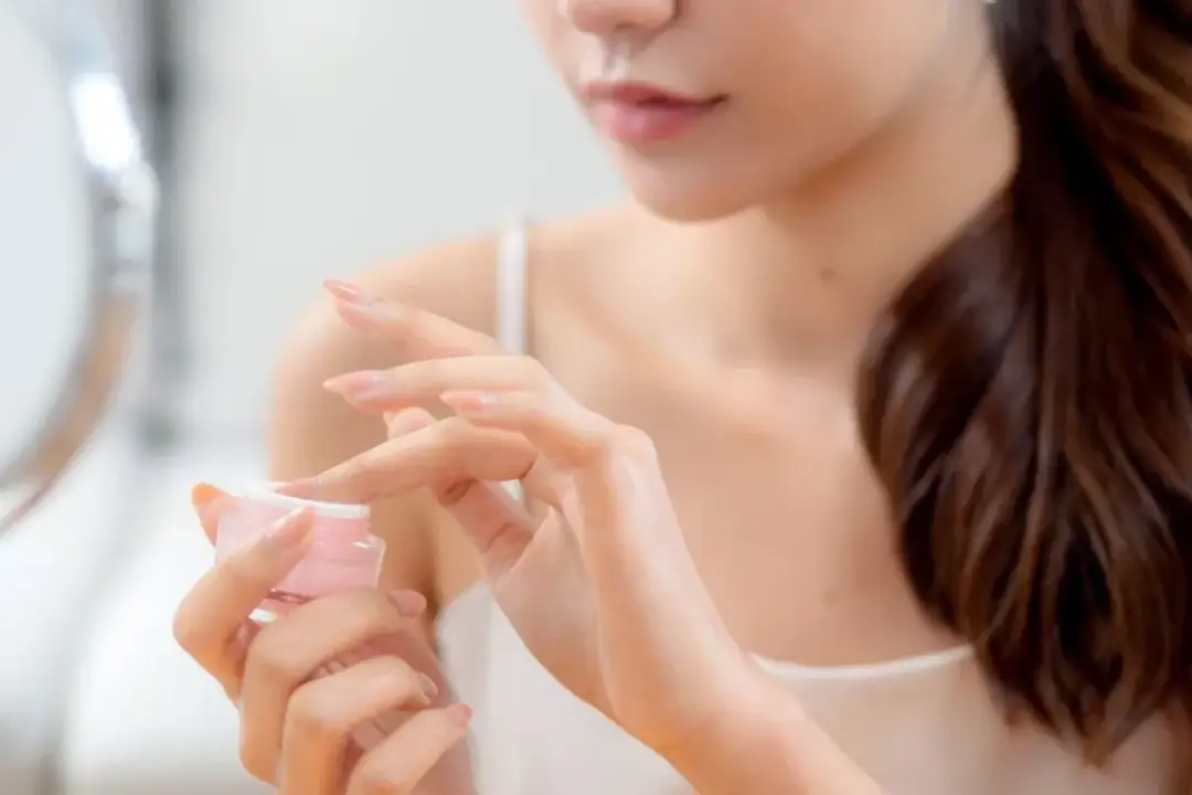 Manicure japoński: Naturalny sposób na mocne i lśniące paznokcie