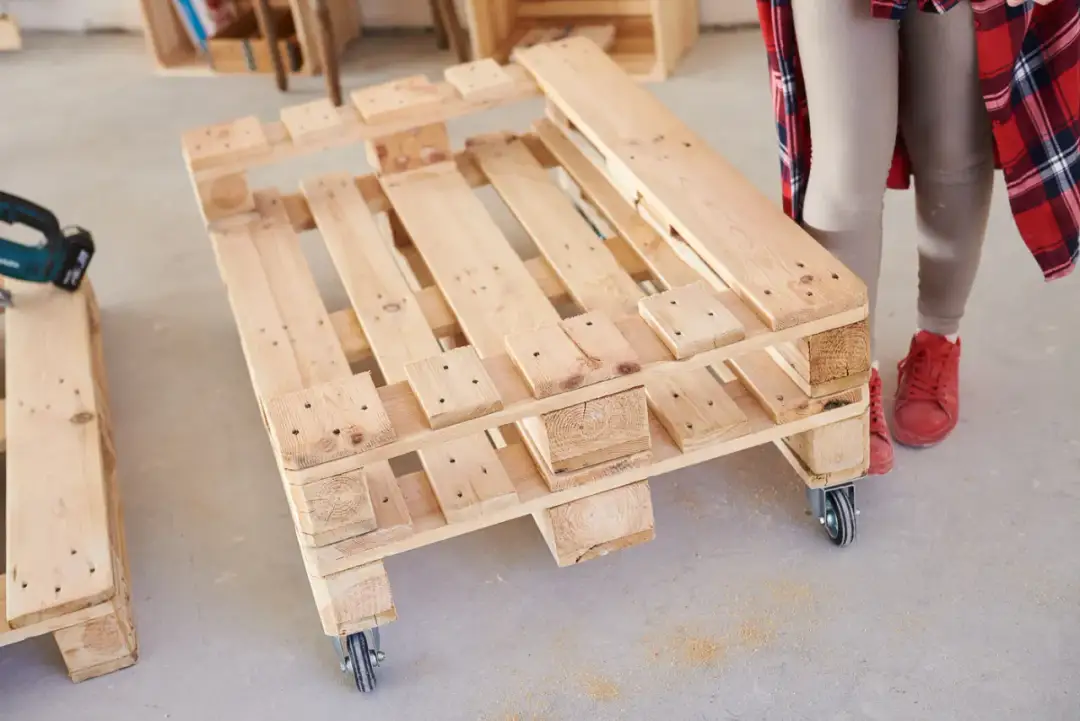 Jak zrobić krzesła z palet - proste kroki, które musisz znać