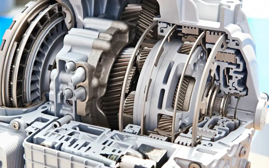 Przekładnia automatyczna z widocznymi elementami, w tym tarczami sprzęgłowymi, które odpowiadają na pytanie: czy skrzynia automatyczna ma sprzęgło.