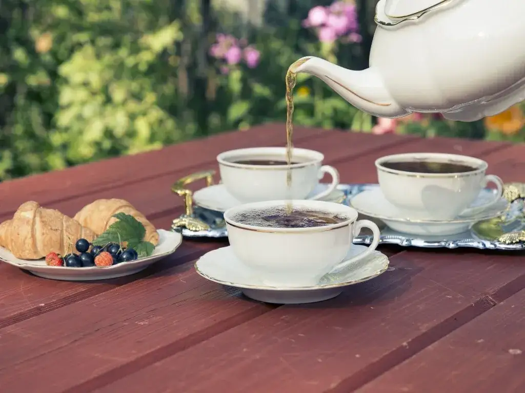 Jak podawać herbatę w restauracji, by zachwycić gości i uniknąć błędów