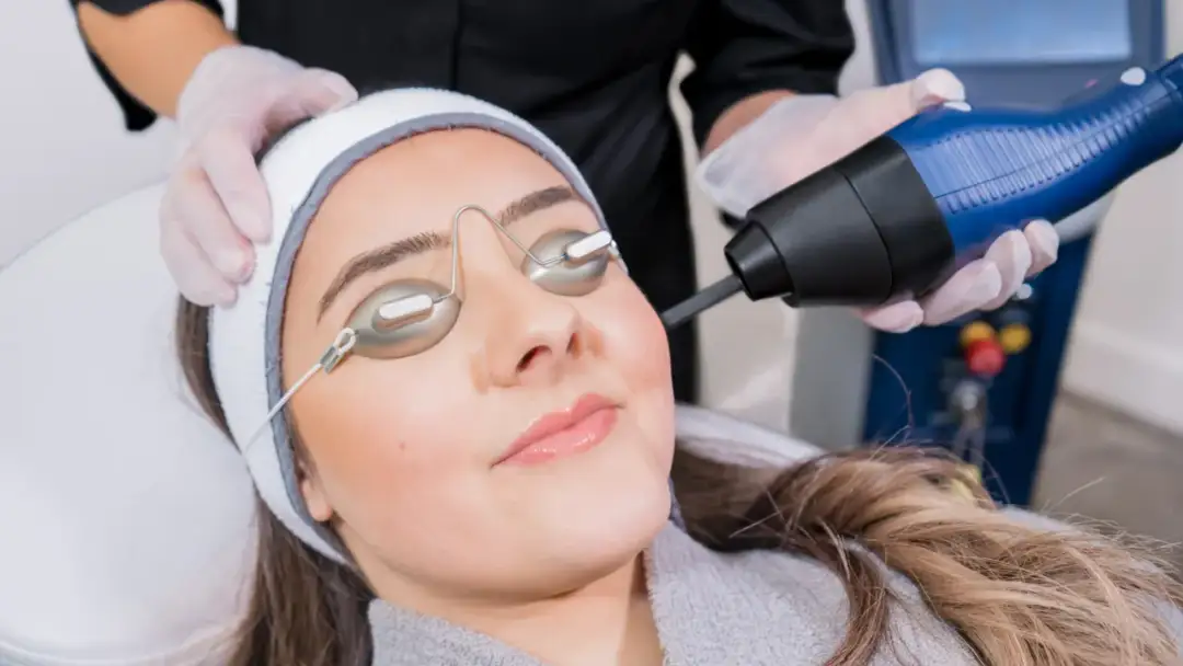 Jak dbać o skórę po laserze frakcyjnym, aby uniknąć problemów?