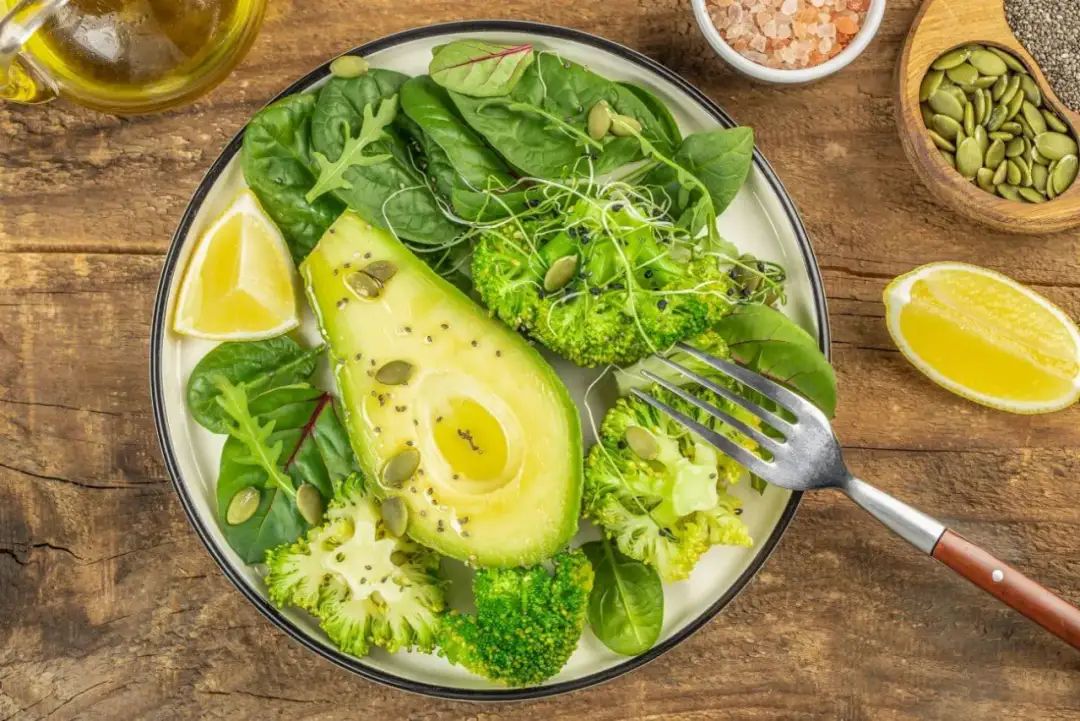 Ile kalorii ma sałatka? Zaskakujące wartości dla zdrowia i diety