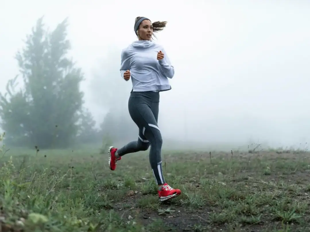 Suplementy dla biegaczy: Co działa, jak stosować i czego unikać?