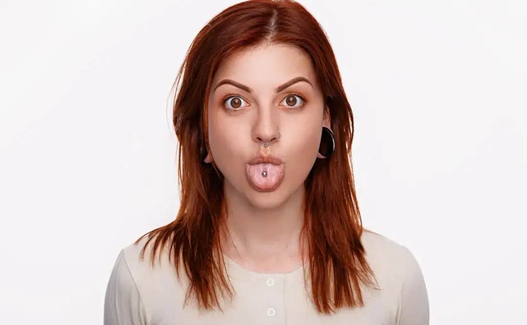 Kolczyk na języku po co? Odkryj powody i ryzyka związane z piercingiem