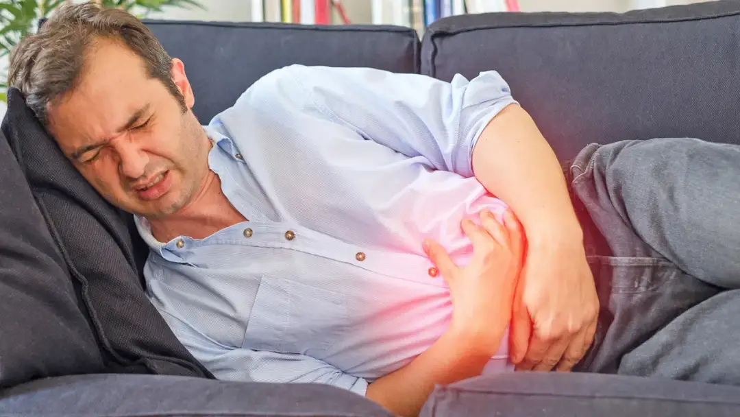 Welcher Tee bei Magenschmerzen und Sodbrennen: Effektive Helfer für Linderung