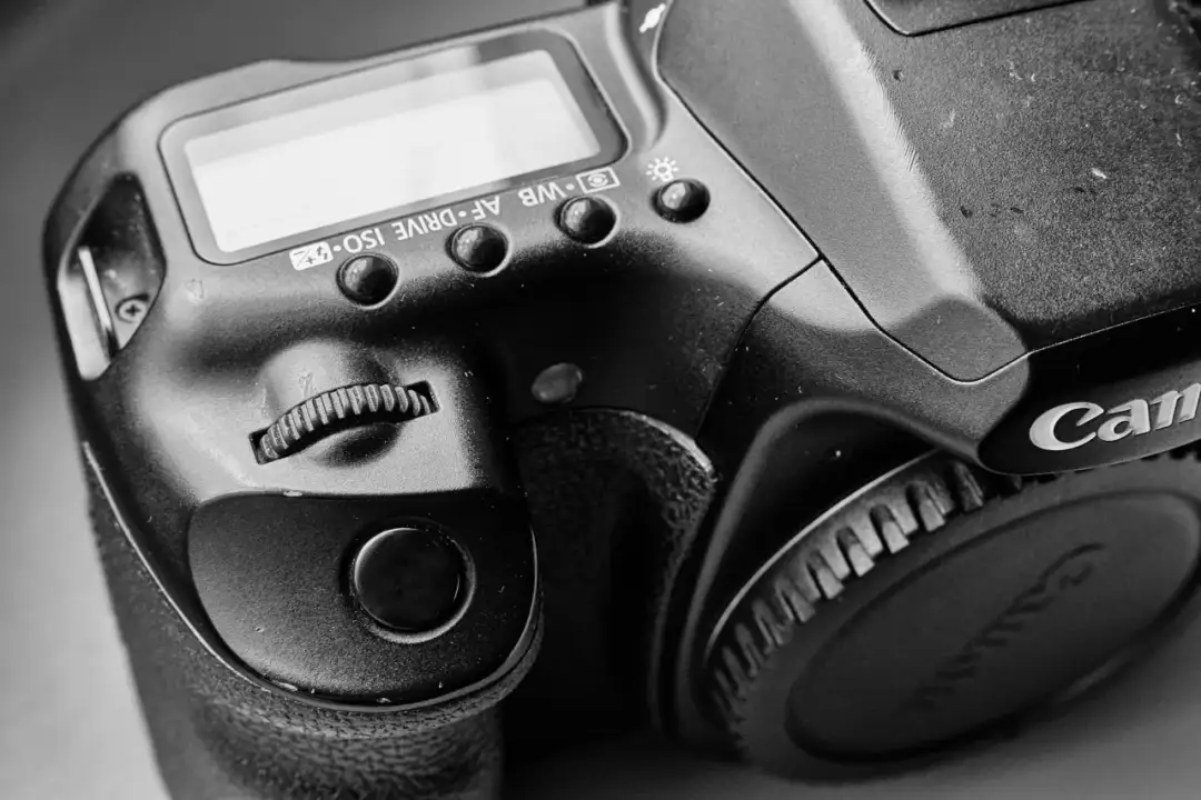 Canon 1000D w 2026: Czy warto kupić tę tanią lustrzankę?