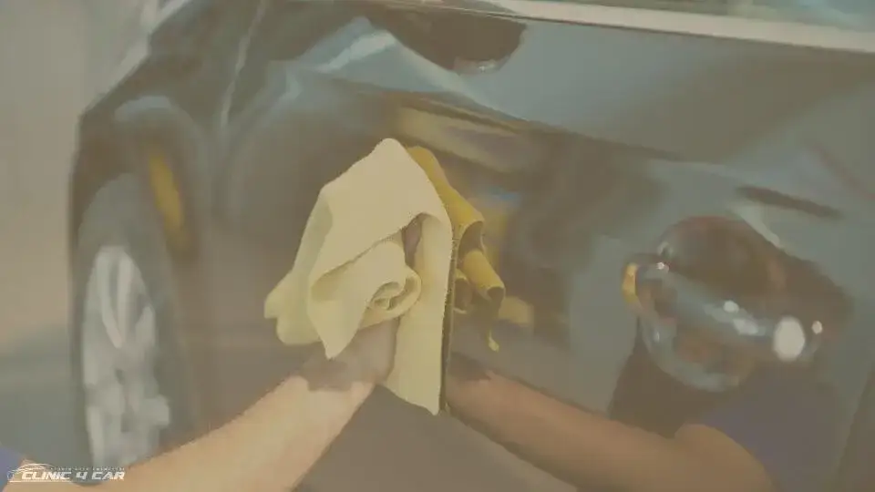 Lśniące auto bez zacieków? Jak dobrze umyć auto na myjni