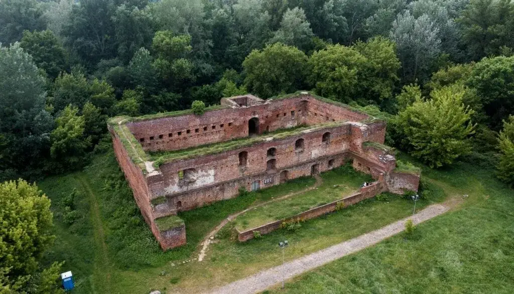 Zamek Dybowski: Zapomniana twierdza w sercu Torunia