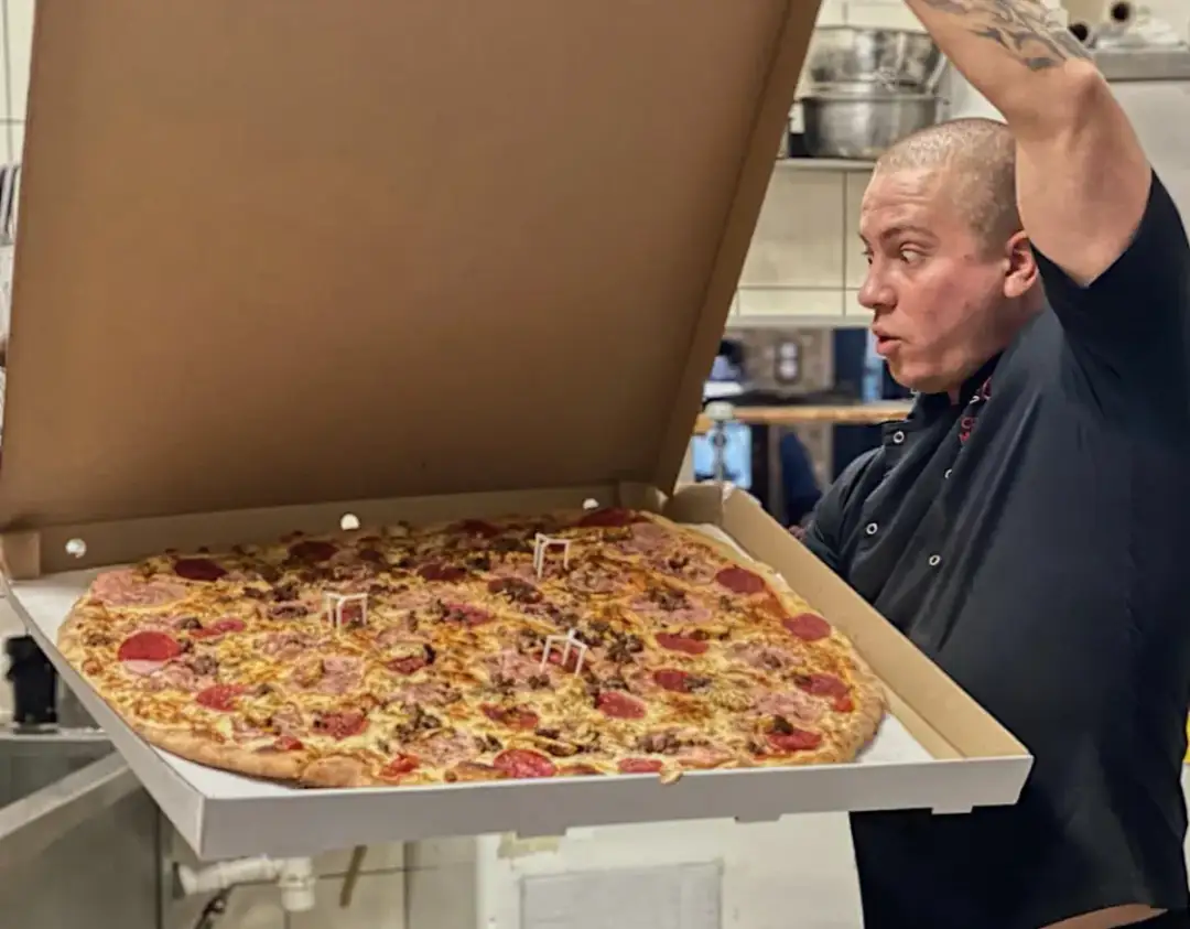 Ile osób najada się pizzą 45 cm? Sprawdź, zanim zamówisz!