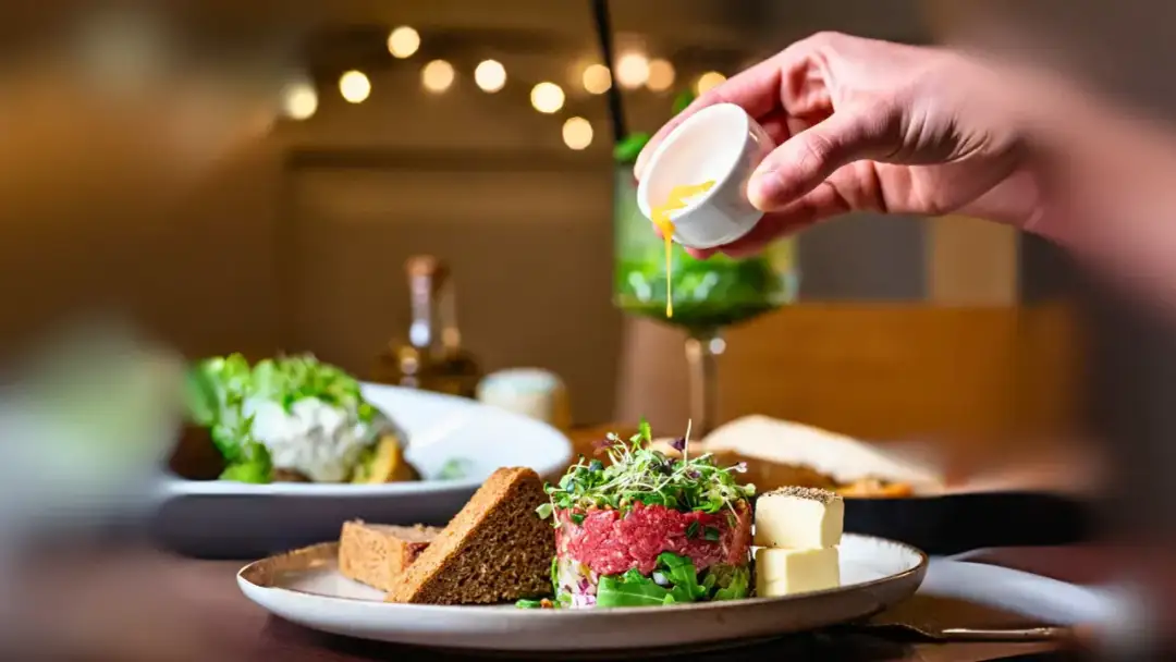 Gotowana wołowina jako danie krzyżówka – poznaj tajemnice tatara