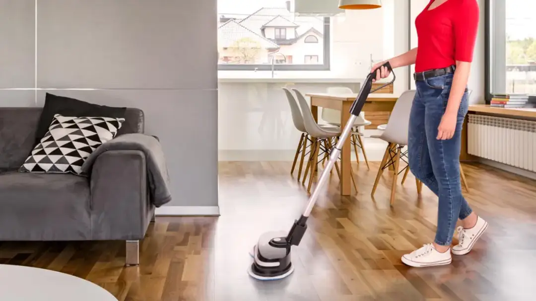 Jaki mop parowy do drewnianej podłogi? Wybierz mądrze, uniknij uszkodzeń