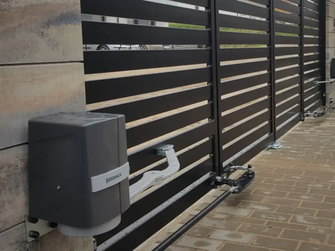 Ile kosztuje montaż napędu do bramy skrzydłowej? Sprawdź ceny i czynniki wpływające na koszt