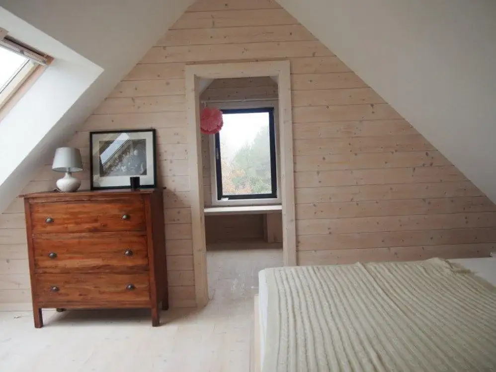 Jak skutecznie czyścić boazerię drewnianą? Najlepsze metody i porady