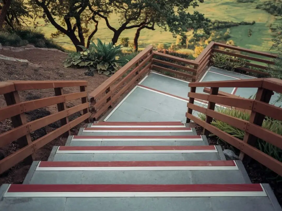 Jakie materiały wybrać na schody z betonu dla trwałości i estetyki