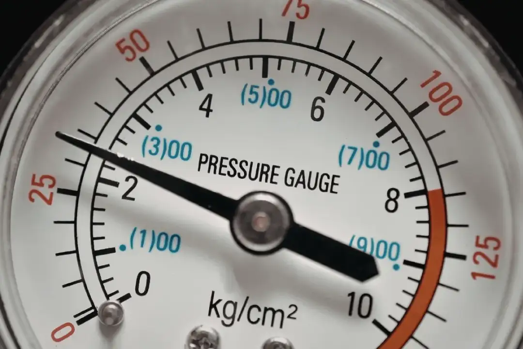 Manometr wskazujący niskie ciśnienie. Wskazówka pokazuje ok. 1 kg/cm². Pomoże to zrozumieć, jak spuścić ciśnienie z pieca gazowego.