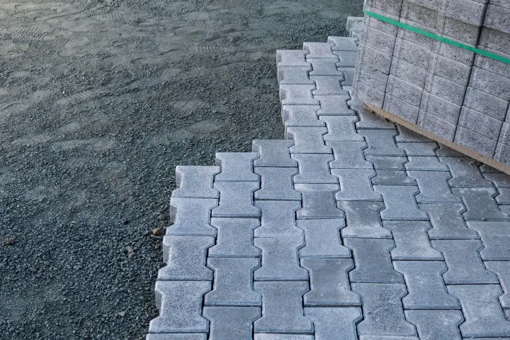 Jakie podłoże pod kostkę brukową zapewni trwałość i stabilność?