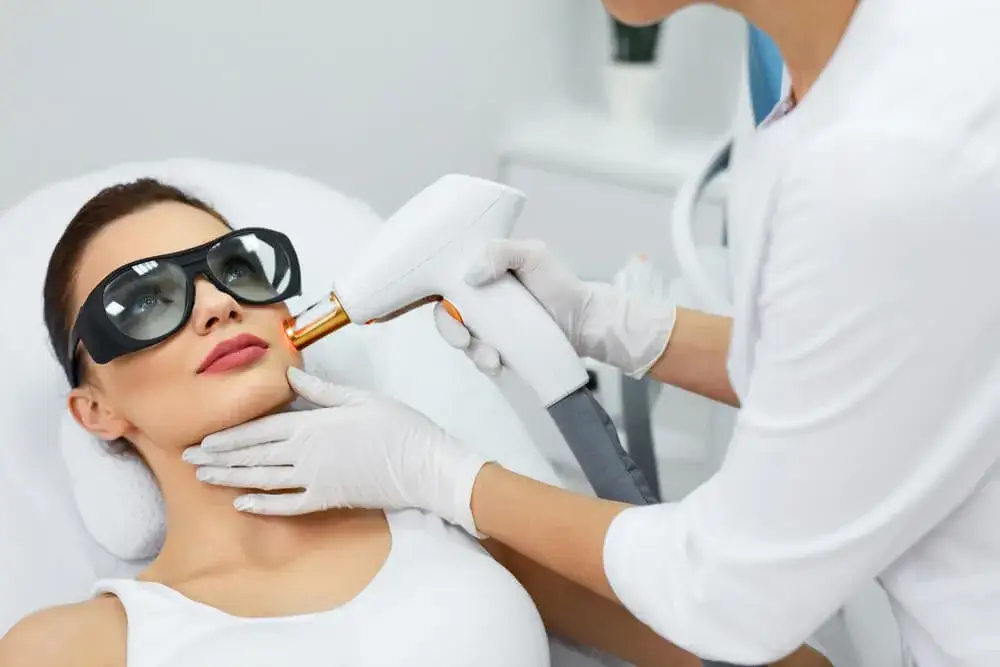 Ile trwa zabieg laserem frakcyjnym? Poznaj czas i ważne szczegóły