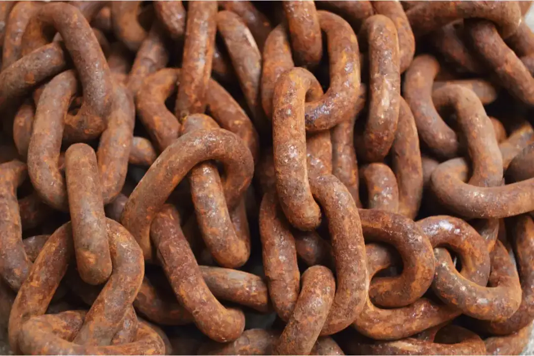 Skuteczne sposoby na to, czym czyścić rdze z metalu i uniknąć korozji