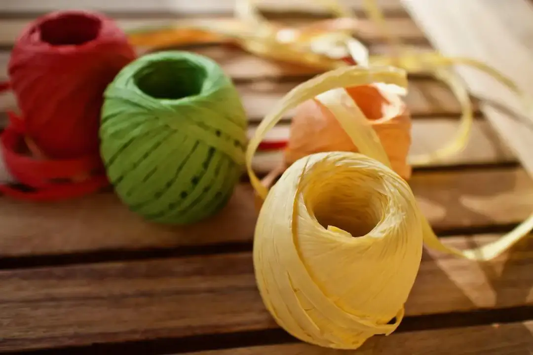 Gdzie kupić rafię dekoracyjną? Sprawdź najlepsze sklepy i oferty