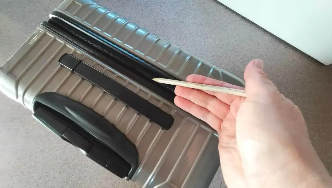 Jak otworzyć walizkę na kod: proste sposoby na rozwiązanie problemu