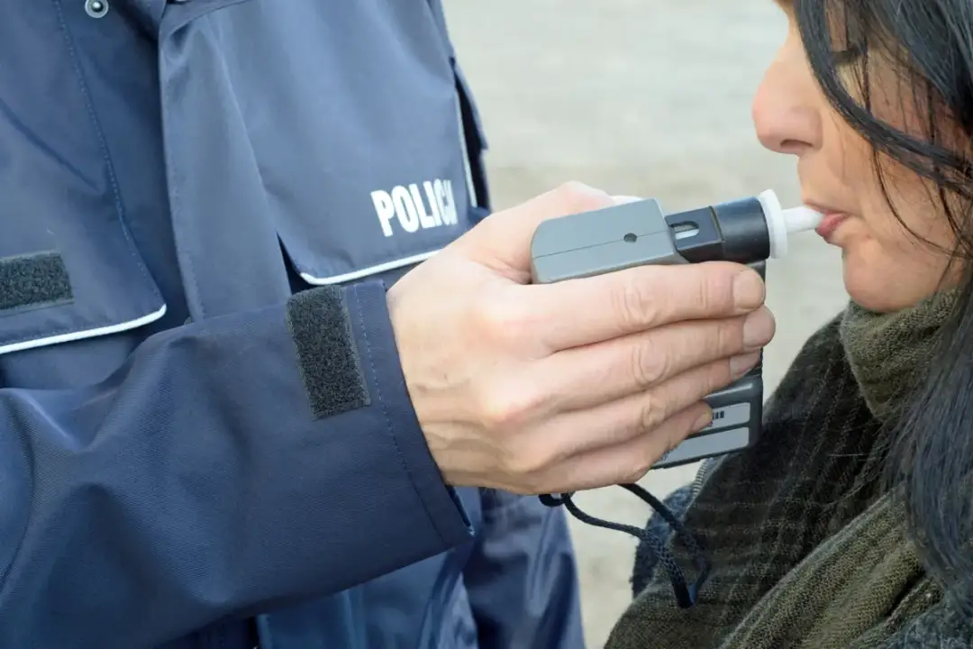 Jak dmuchać w alkomat? Instrukcja krok po kroku