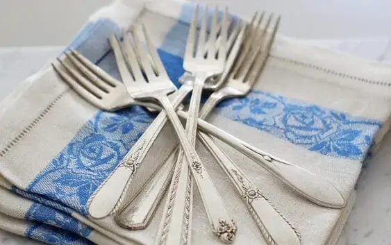 Jak bezpiecznie czyścić pozłacane srebro w domu: 5 skutecznych metod