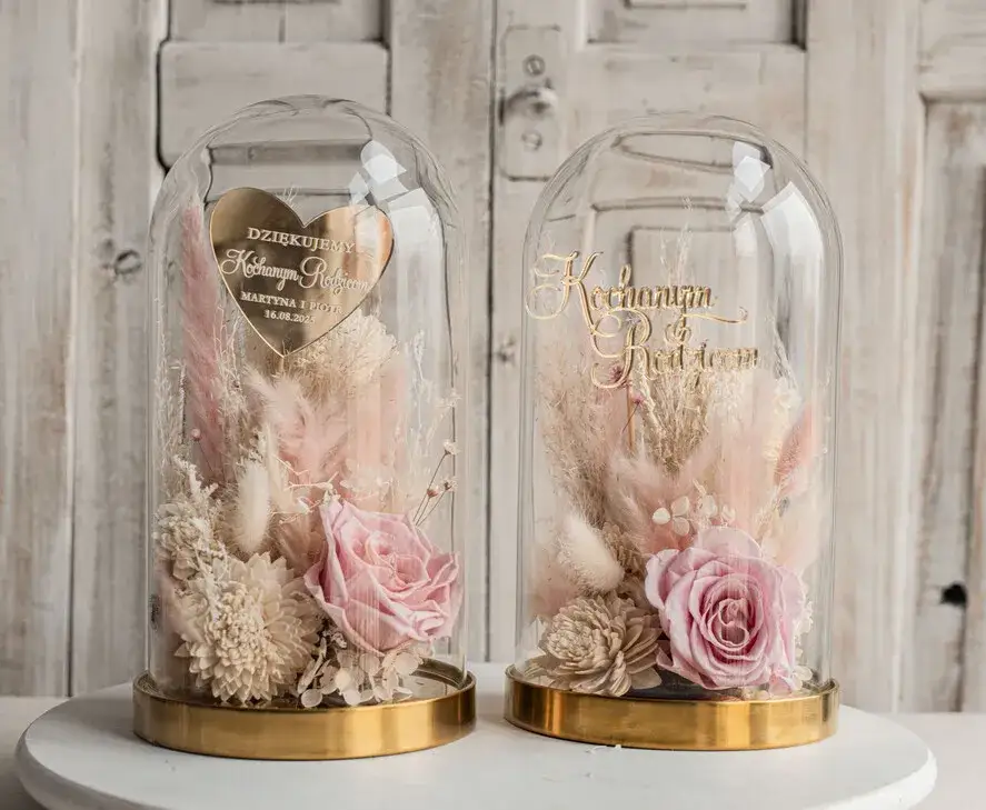 Prezent dla rodziców na ślub: Pomysły, jak wzruszyć i podziękować.