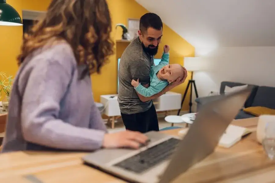 Czy na urlopie rodzicielskim można pracować na umowę zlecenie bez ryzyka?