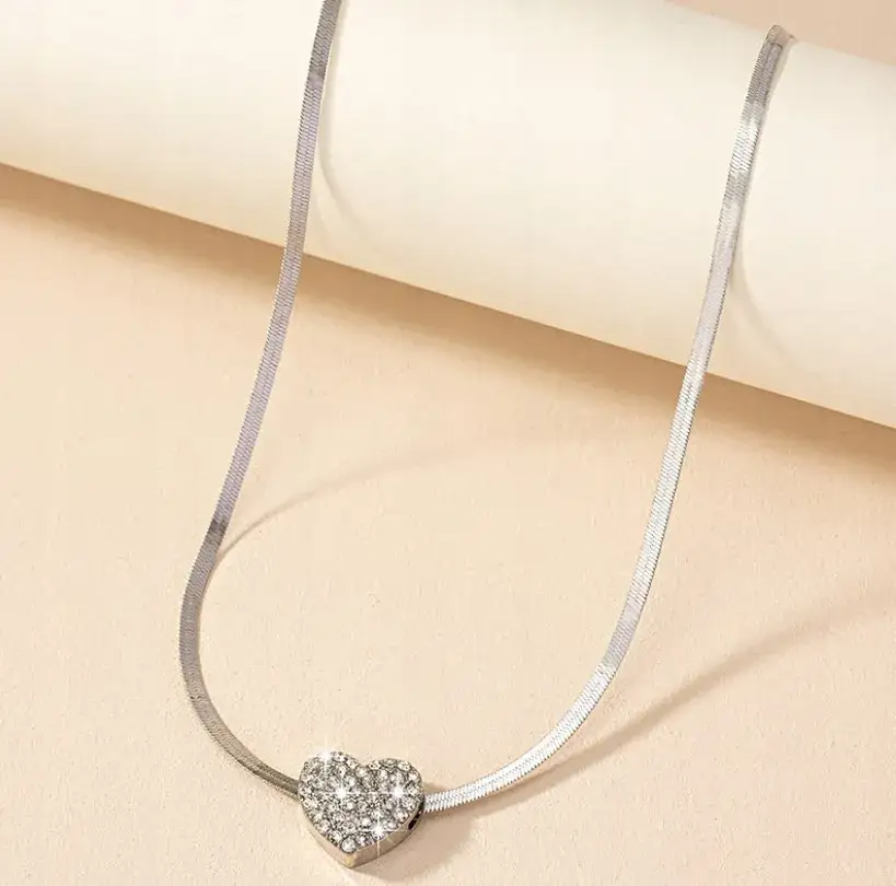 Ile kosztuje srebrny naszyjnik? Ceny, które Cię zaskoczą!