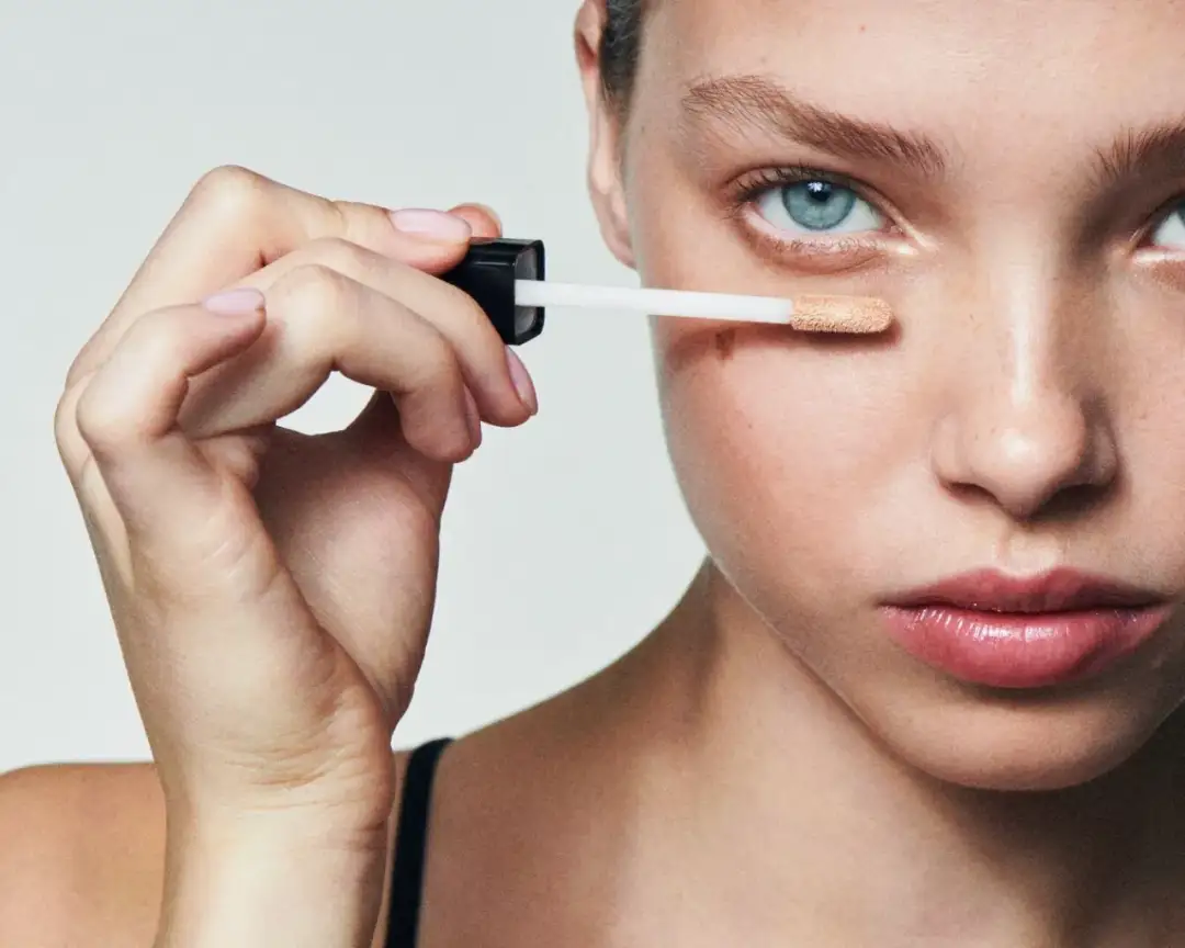 Jak aplikować korektor? Kluczowe miejsca i techniki dla perfekcyjnej cery