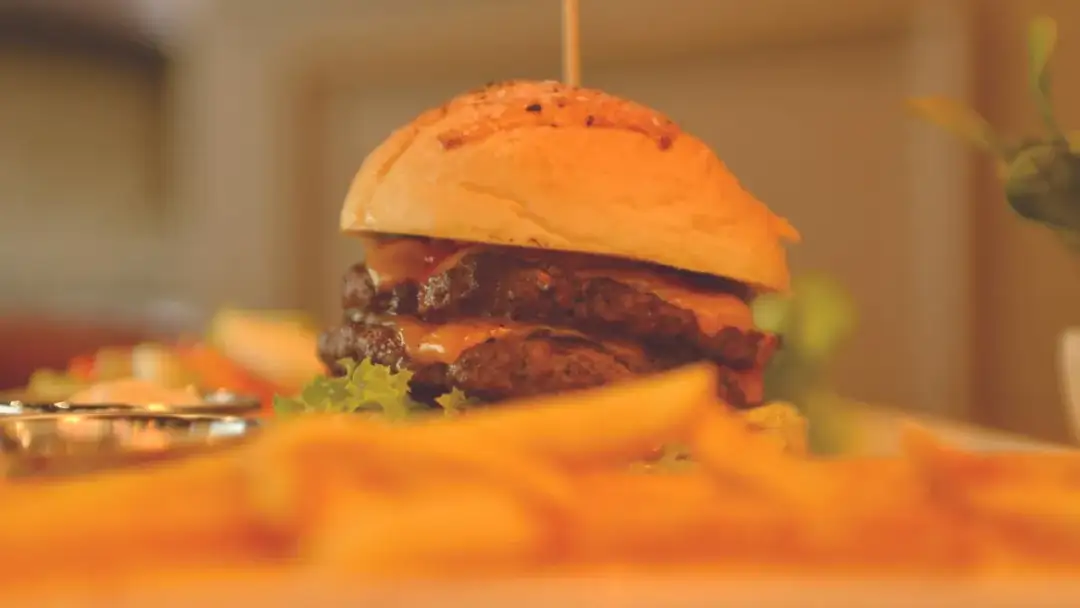 Czy jedzenie mięsa w piątek to grzech? Prawda o postach i tradycjach