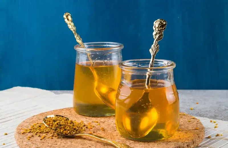 Jaki kolor ma miód rzepakowy? Sprawdź, jak go rozpoznać i nie popełnij błędu!