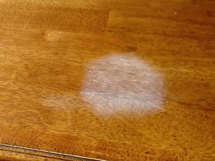 Skuteczne metody, jak usunąć przebarwienia na meblach domowymi sposobami